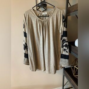 #428.Beautiful, lightly worn, long sleeve shirt, pretty sleeve design,Viscose